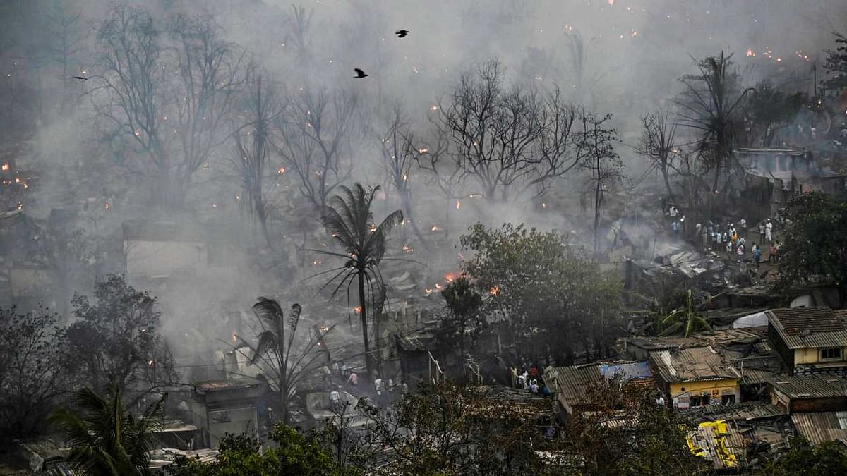 1 dead as massive fire engulfs Mumbai slums