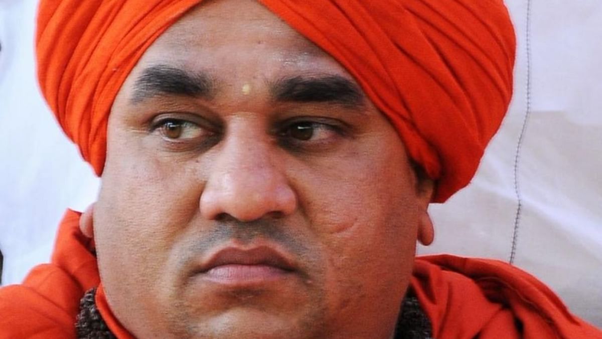 Panchamasali seer meets HDD, seeks support for quota agitation