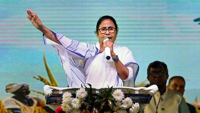 Court asks cops to probe complaint against Mamata for 'disrespecting' national anthem