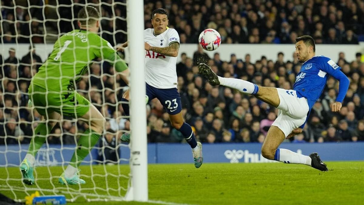Late goal earns Everton 1-1 draw with Spurs as 2 sent off