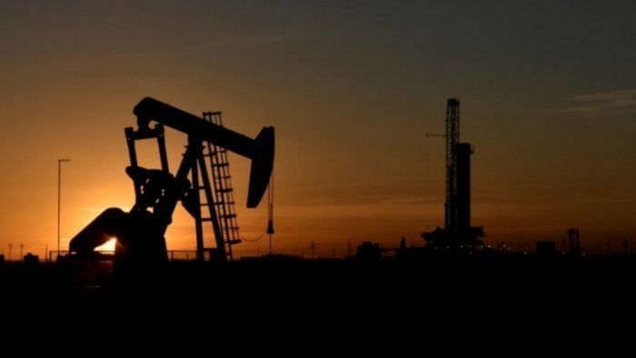 Oil prices extend losses on fears of recession and slower oil demand