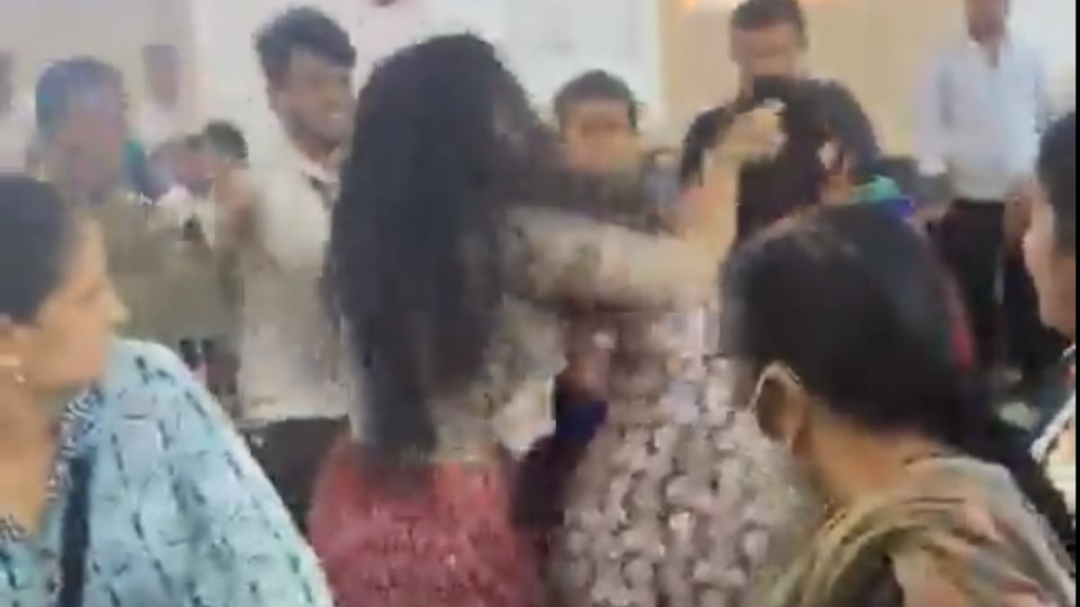 Video of women fighting over a saree in Bengaluru goes viral 