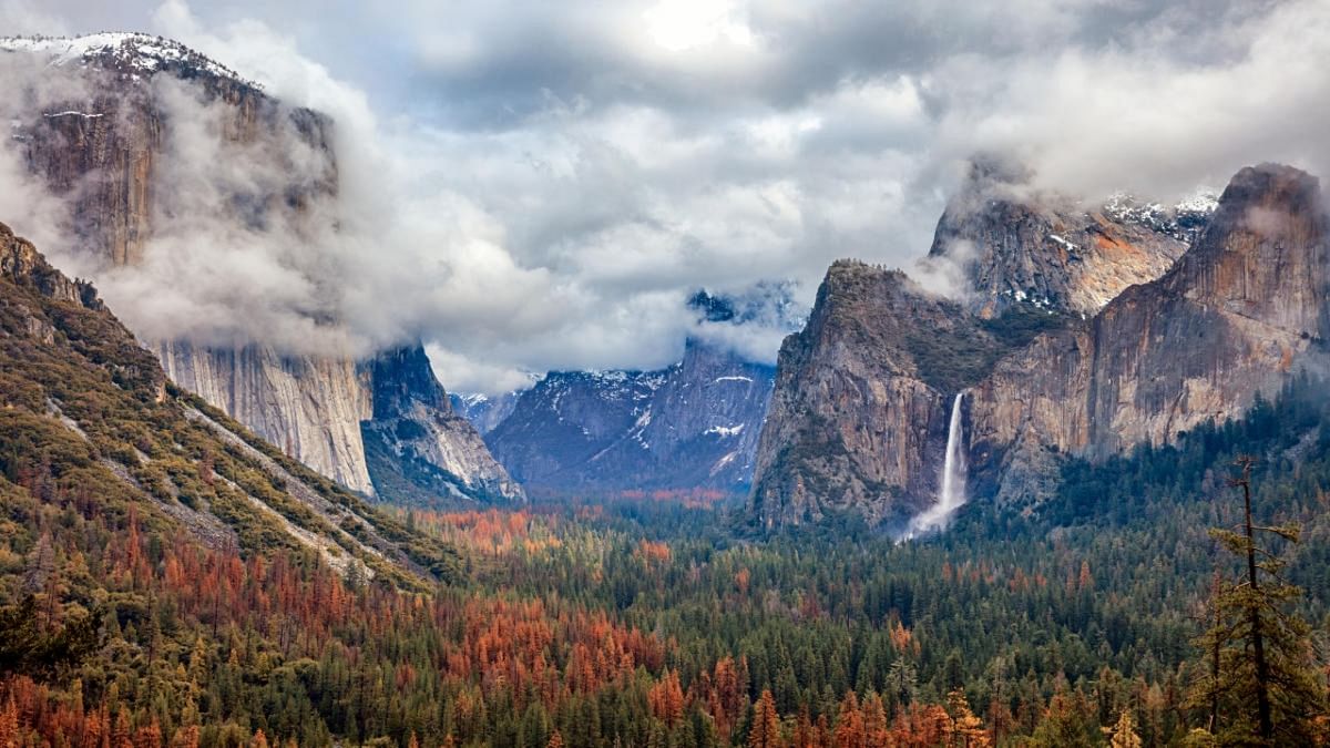 Flood threat prompts rare closure of Yosemite Valley in California