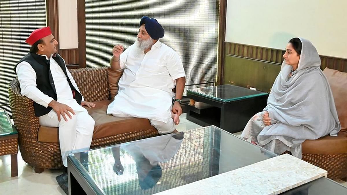 SP chief Akhilesh Yadav visits Parkash Singh Badal's village, pays tribute to SAD patriarch