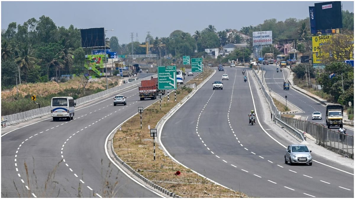 Bike accident kills 3 on Bengaluru-Mysuru expressway