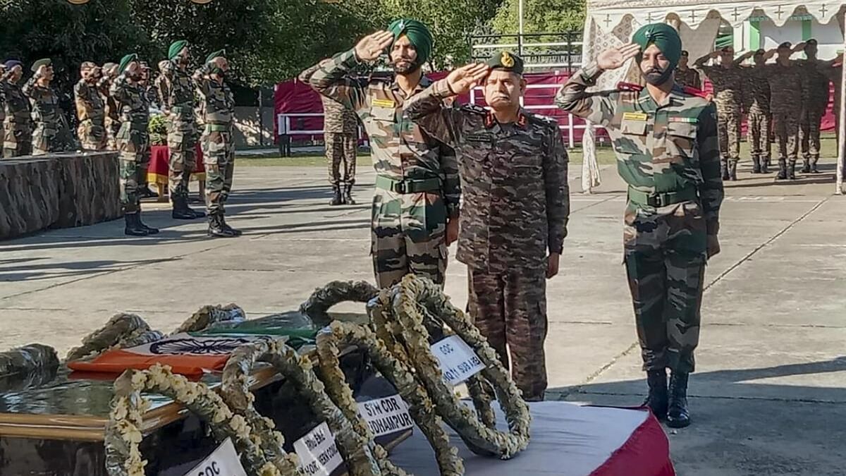 Army pays homage to technician killed in J&K chopper crash