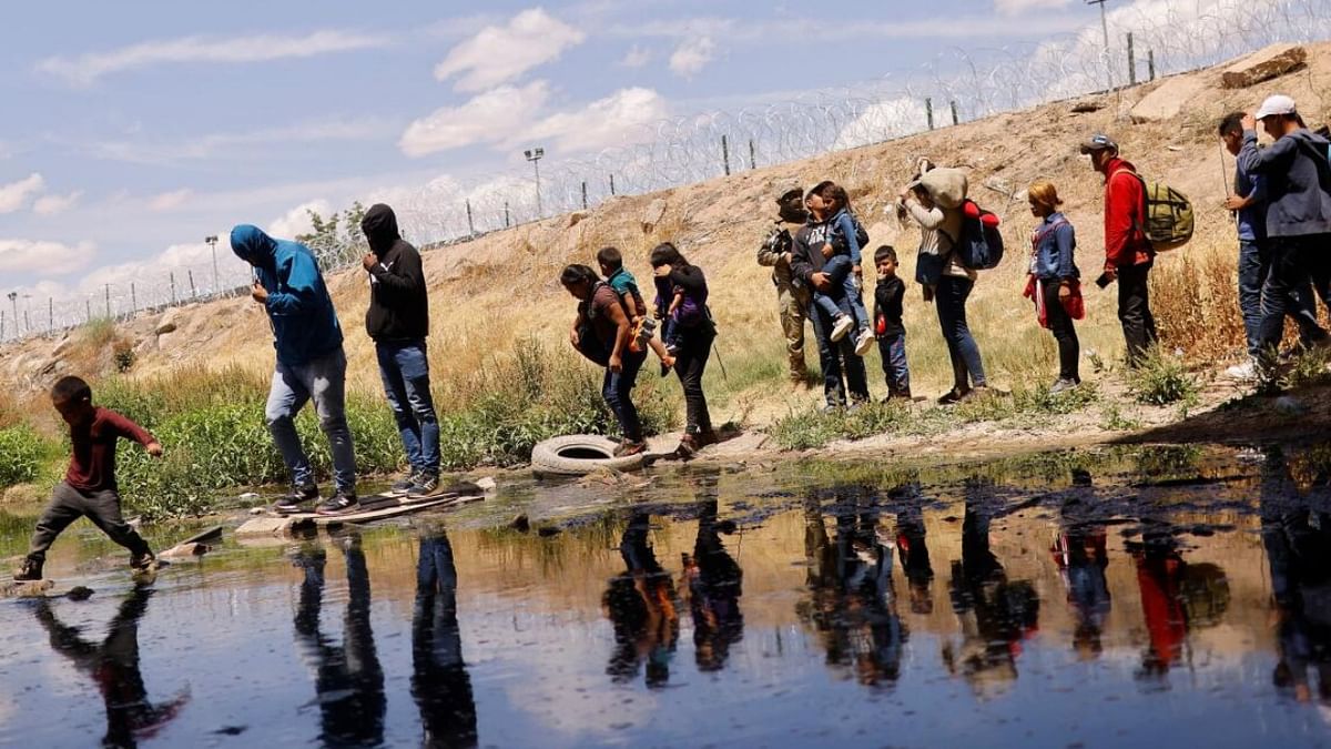 With barbed wire and warnings, migrants stopped at US-Mexico border