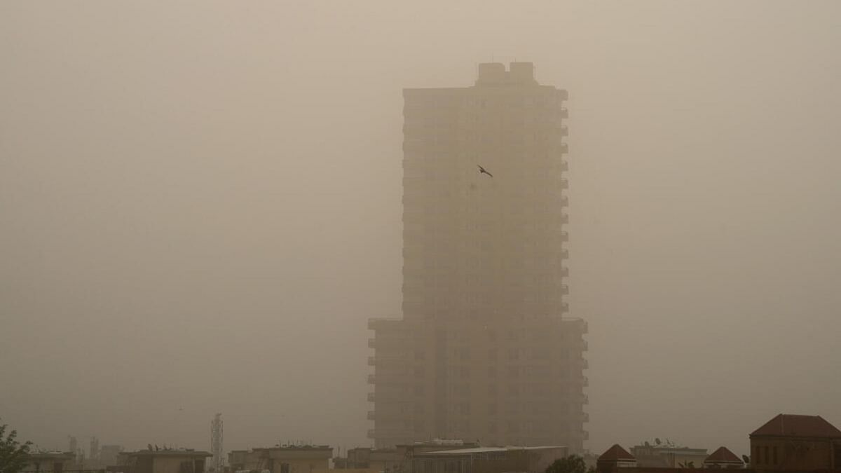 Air quality, visibility drop as winds raising dust sweep Delhi