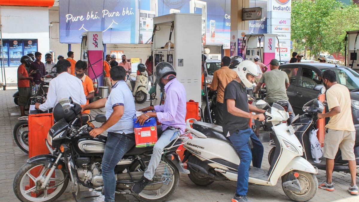 Cash sales at petrol pump spike to 90% as customers rush to use Rs 2,000 notes