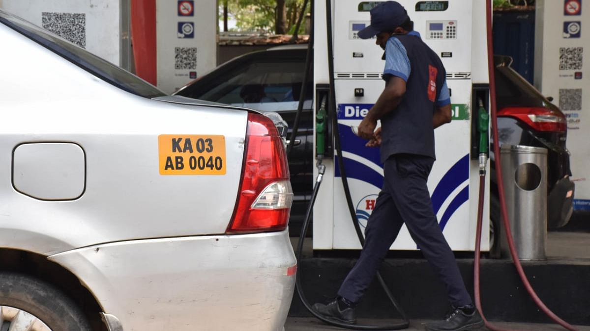 'Big notes' at B'luru petrol pumps fuel quarrels and panic