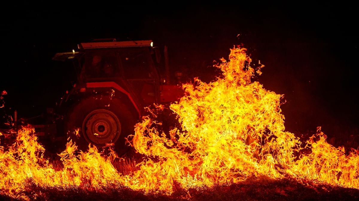 4 tractors, one excavator set ablaze by Maoists in Jharkhand