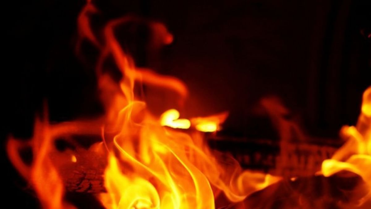 Andhra woman cremates husband's body at home