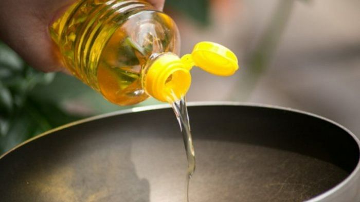 Govt asks industry to cut edible oil prices by Rs 8-12 per litre as global prices drop