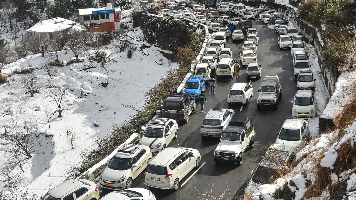 Vehicles choke Shimla after police suspend new traffic plan for a day