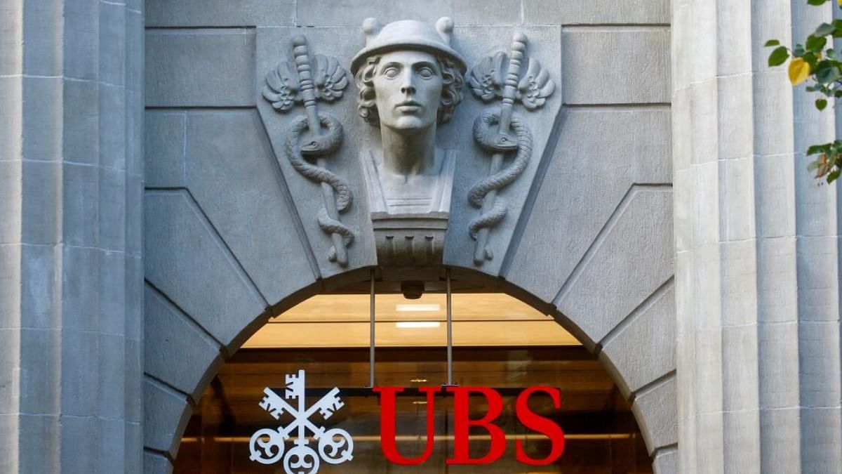 UBS moves to retain more than 100 Asian Credit Suisse bankers 