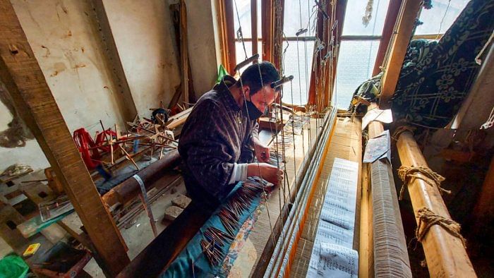 Against Rs 563 cr in 2020-2021, Kashmir exported handicrafts worth Rs 1,116 cr last year