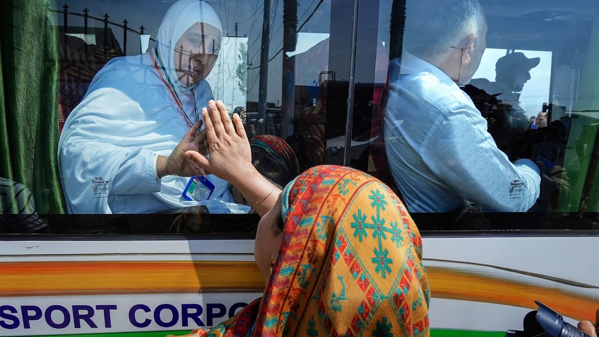 First batch of 630 pilgrims from Jammu and Kashmir leaves for Haj