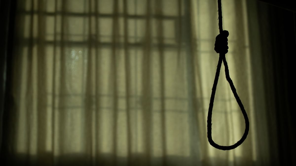 Three of family found hanging in hotel room in Kerala