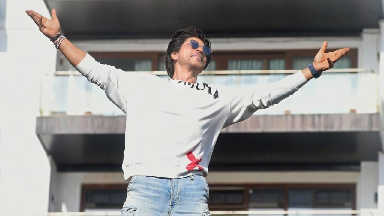Shah Rukh Khan birthday: Shah Rukh Khan treats fans on his 57th birthday,  makes a special midnight appearance outside 'Mannat' - The Economic Times