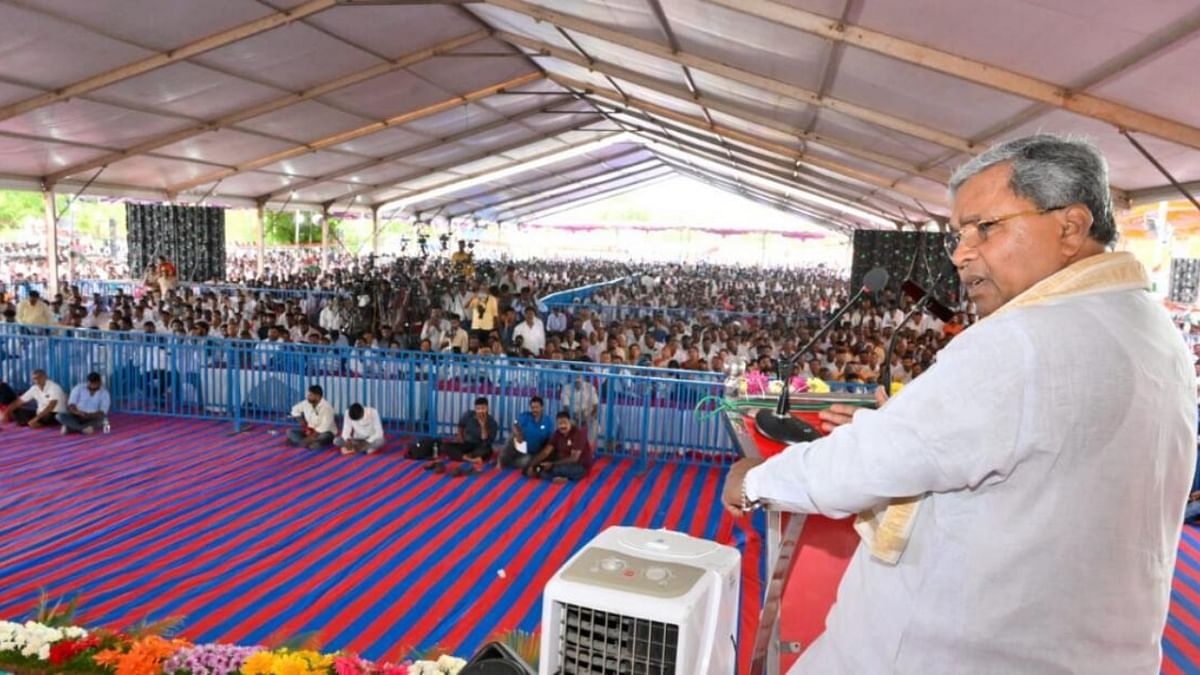 Karnataka CM thanks his voters with 'Holige Oota'