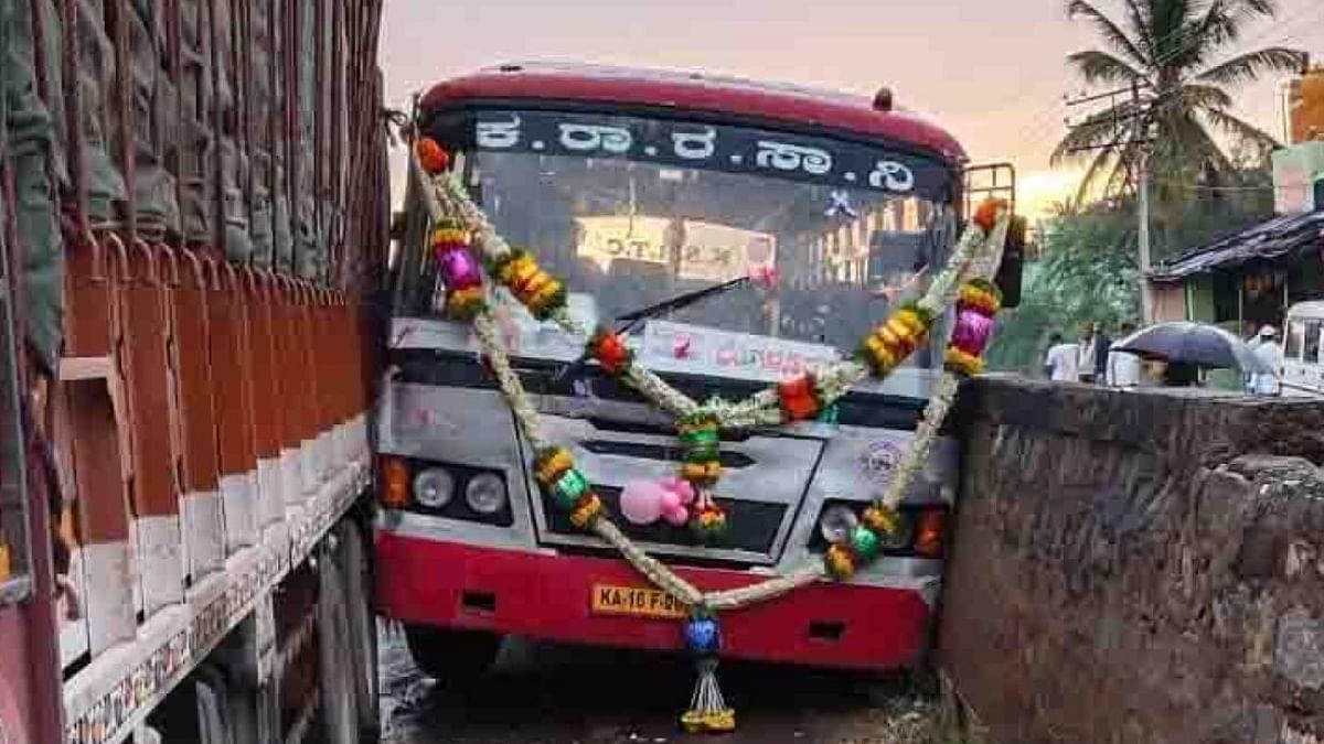 Narrow escape for ‘Shakti’ bus passengers near Hiriyur