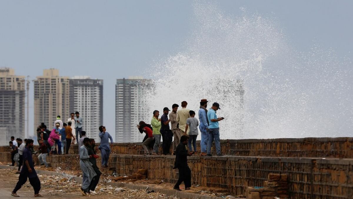 Cyclone Biparjoy: Thousands of people evacuate homes in Pakistan