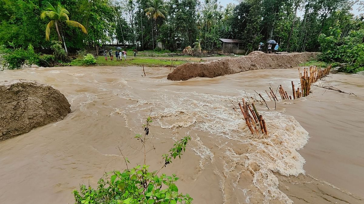 Incessant rain creates flooding in several parts of Assam; nearly 33,500 people hit