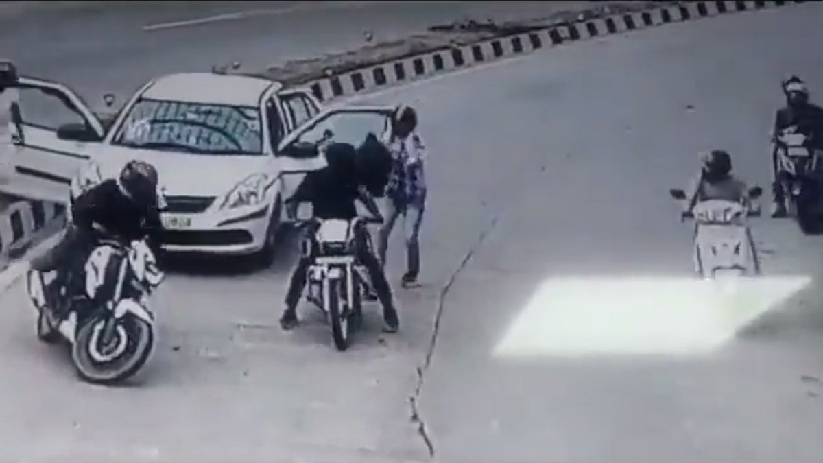 Watch: Delivery agent robbed of Rs 2 lakh in Delhi's Pragati Maidan