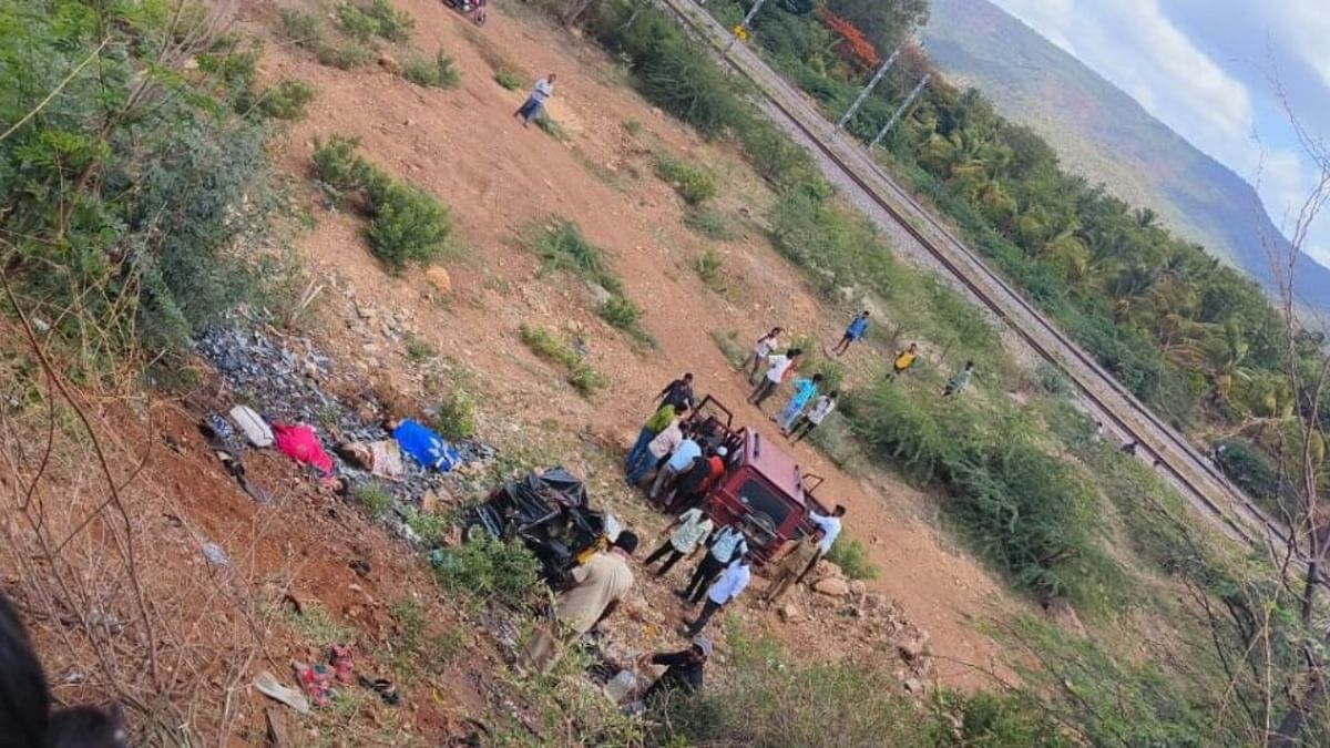 Six pilgrims, seven picnic-goers killed in two horrific accidents