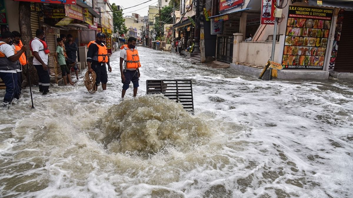 Heavy rains continue to lash Telegana; State govt puts administration on alert