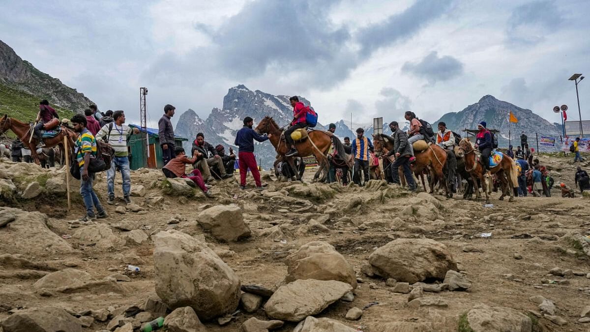 Fresh batch of over 2,000 pilgrims leaves Jammu for Amarnath cave