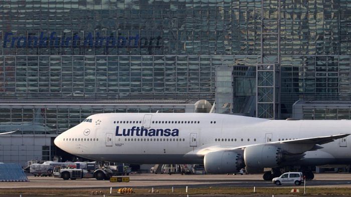 German airline Lufthansa offers its captains at least 25% more money