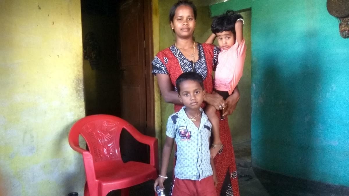 Pushpalata with her children in Malagaranahalli, Maddur. Her husband, Rajesh, committed suicide, unable to clear debts. DH Photos/Chiranjeevi Kulkarni