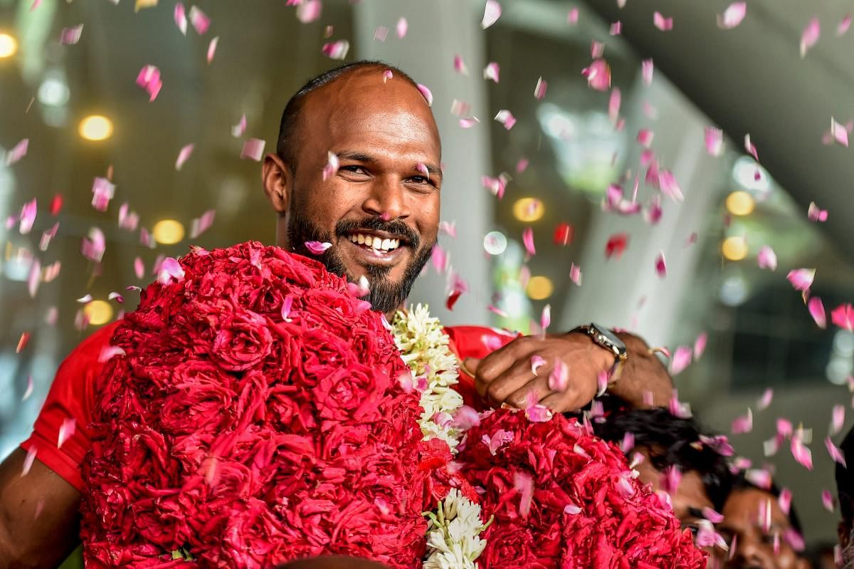 Commonwealth Games Gold medalist weightlifter Sathish Kumar Sivalingam being given a rousing welcome on his arrival at the airport in Chennai on Thursday. PTI