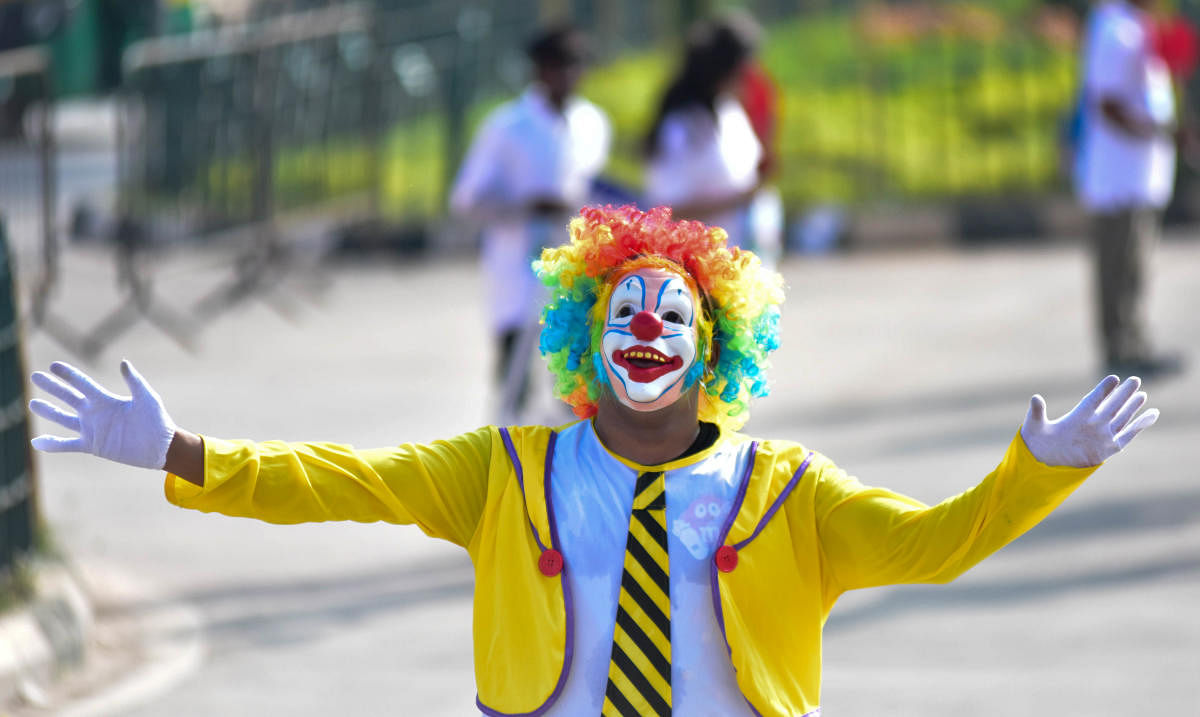 People encourage the runners with fancy dress in TCS world 10 K run, at Sree Kanteerava Stadium, in Bengaluru on Sunday.  DH Photo