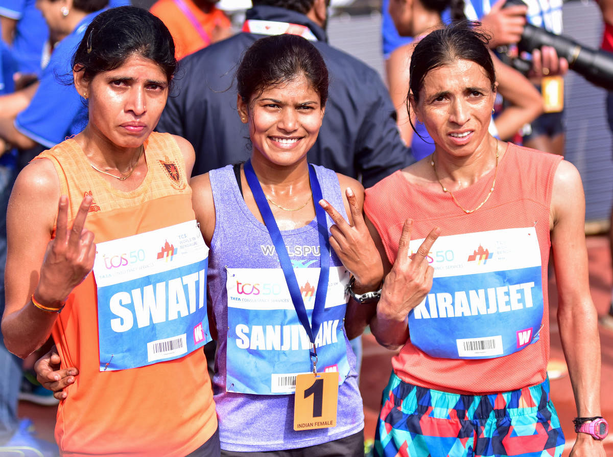 Sanjivani Jadav (Centre) winnerof the gold in TCS world 10 K run (elite Women INDIA) is seen with the first Runner up Swati Gadhave(Left) and the second runner up Kiranjeet Kaur, at Sree Kanteerava Stadium, in Bengaluru on Sunday. DH Photo