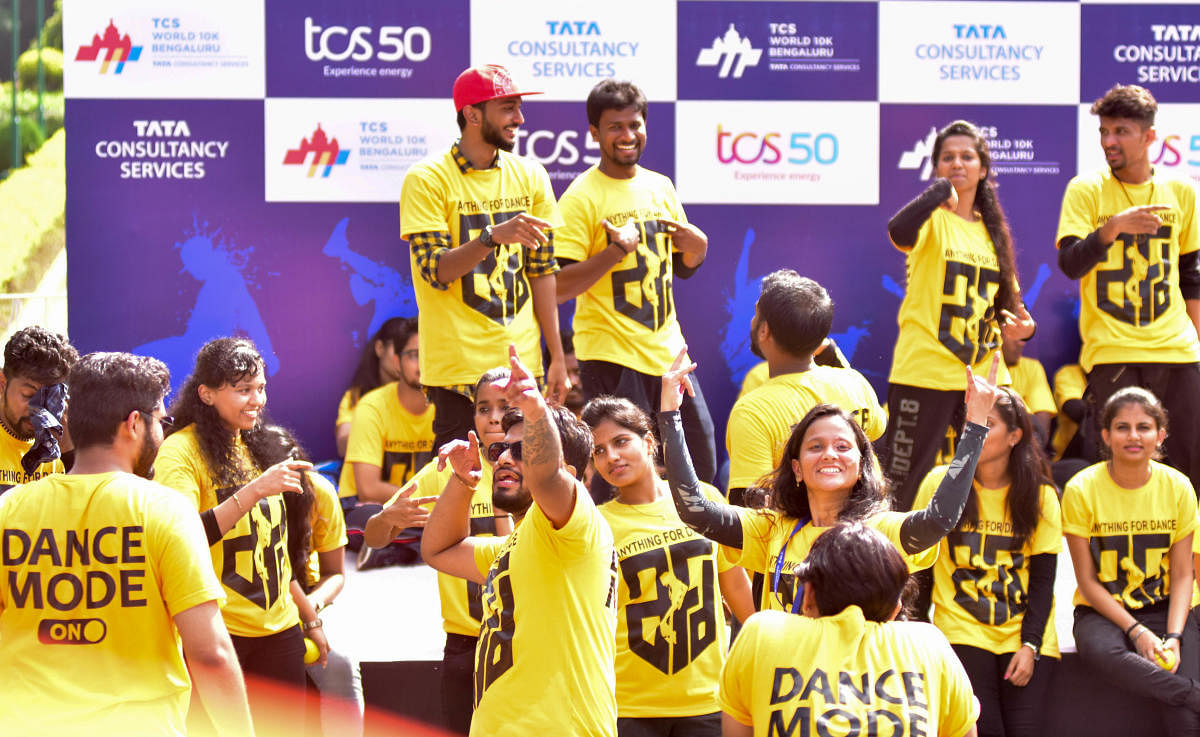 A team of Dance Mode encourages the runners, in TCS world 10 K run, at Sree Kanteerava Stadium, in Bengaluru on Sunday. DH Photo