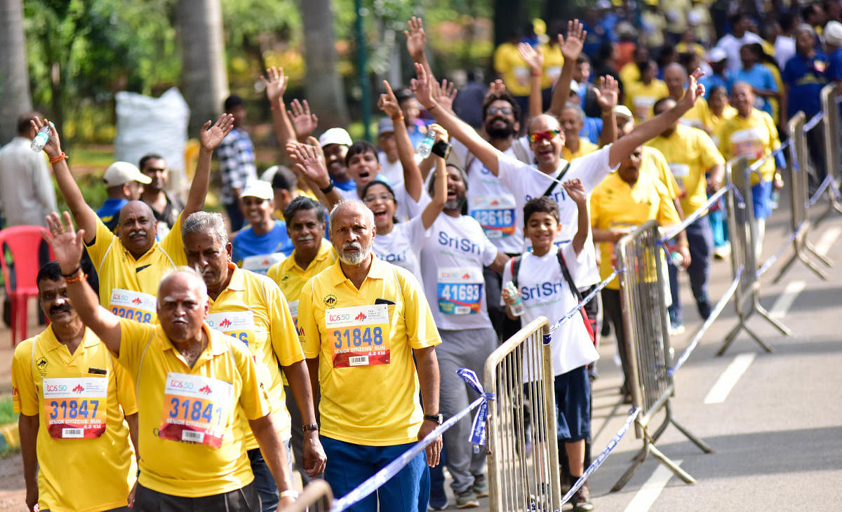 Senior citizens participate in the TCS world 10K run held at Shree Kanteerava Stadium in Bengaluru on Sunday. DH Photo