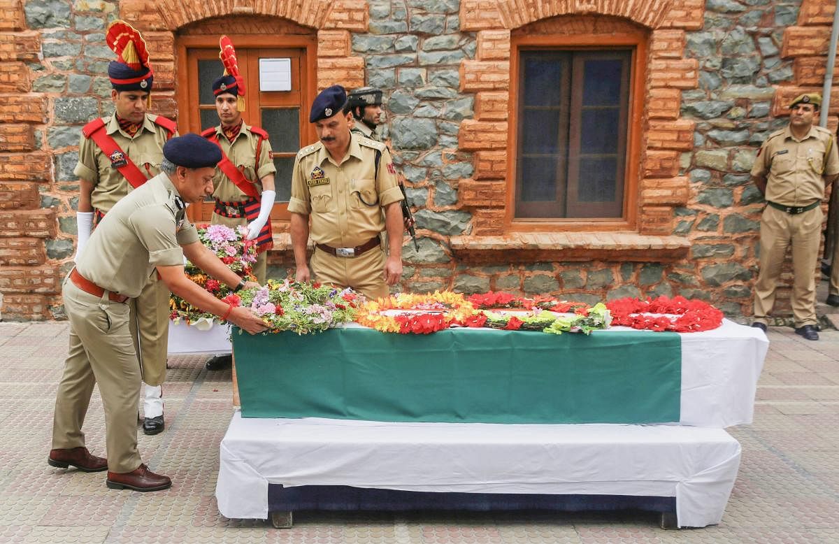 Director general of police (DGP) S P Vaid pays floral tribute to Head Constable Habibullah during a wreath-laying ceremony, at the District Police Lines in Srinagar on Friday, June 22, 2018. Habibullah, who was critically injured during a militant attack in Srinagar on June 15, 2018, succumbed to his injuries at a local hospital on June 22, 2018. PTI