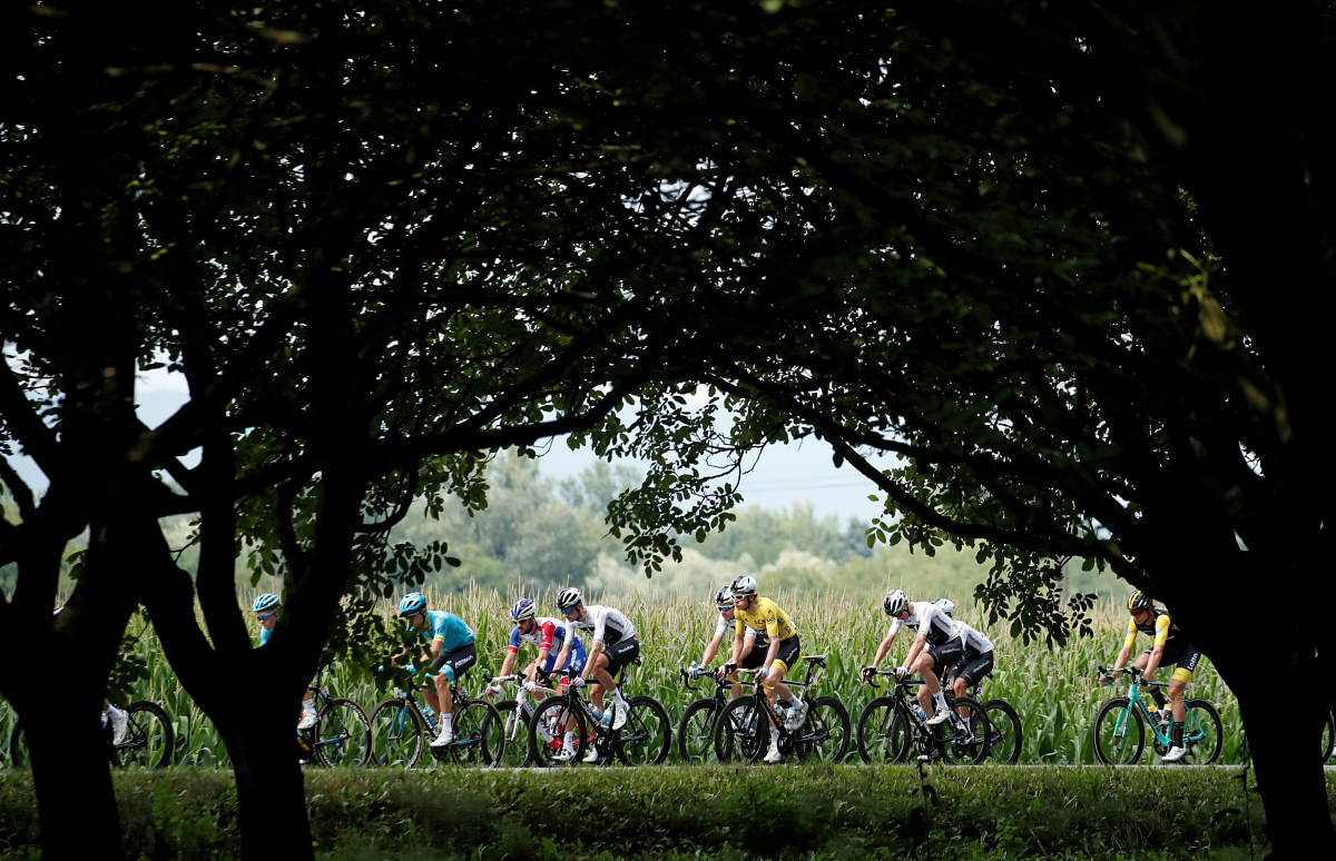 The peloton, with Team Sky rider Geraint Thomas of Britain in the overall leader's yellow jersey, in action. (Reuters Photo)