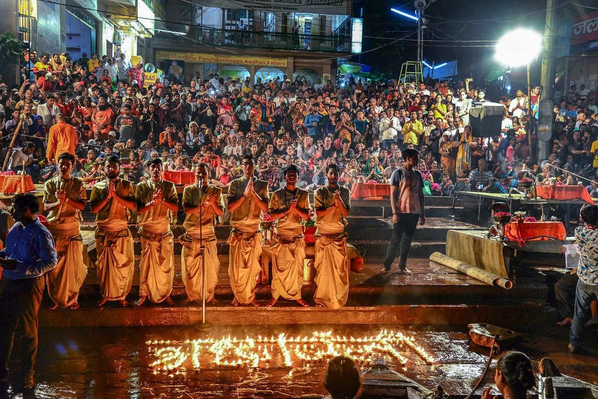 People pay tribute to former prime minister Atal Bihari Vajpayee during Ganga Aarti, at Dashashwamedh Ghat in Varanasi on Thursday, Aug 16, 2018. Vajpayee, 93, passed away at AIIMS hospital after a prolonged illness. (PTI Photo)