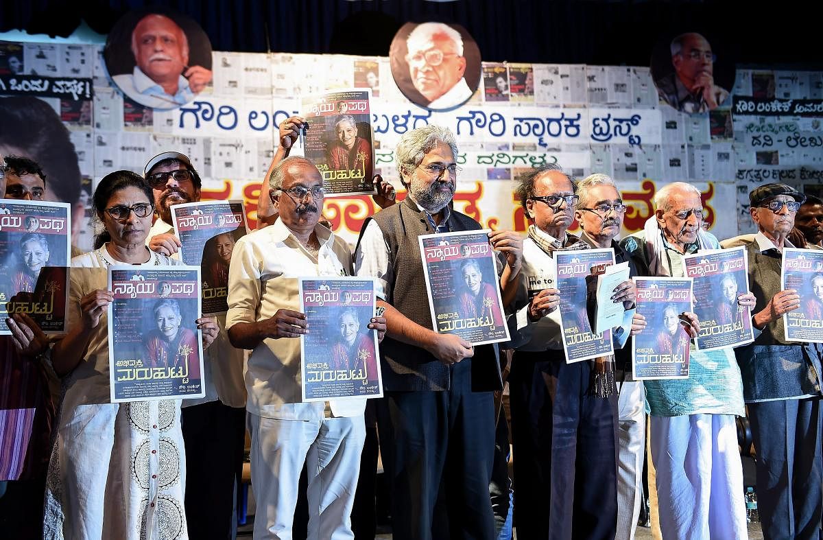 Writers, thinkers and journalists release the copy of newly launched Kannada tabloid