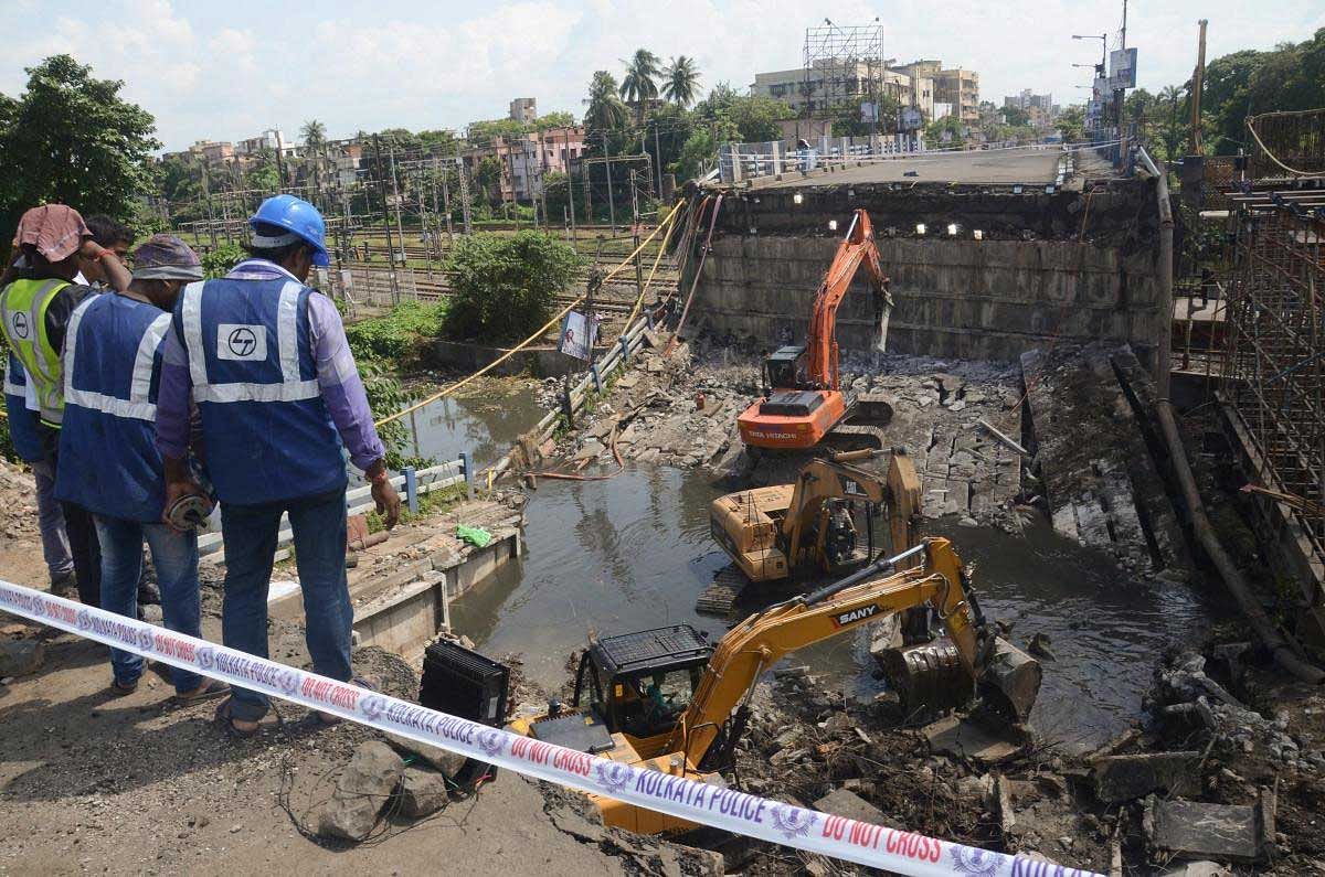 Municipal workers, DMG activities and Kolkata Police clear the debris at the collapsed site of Majerhat Bridge, in Kolkata, Saturday, Sept 8, 2018. (PTI Photo)