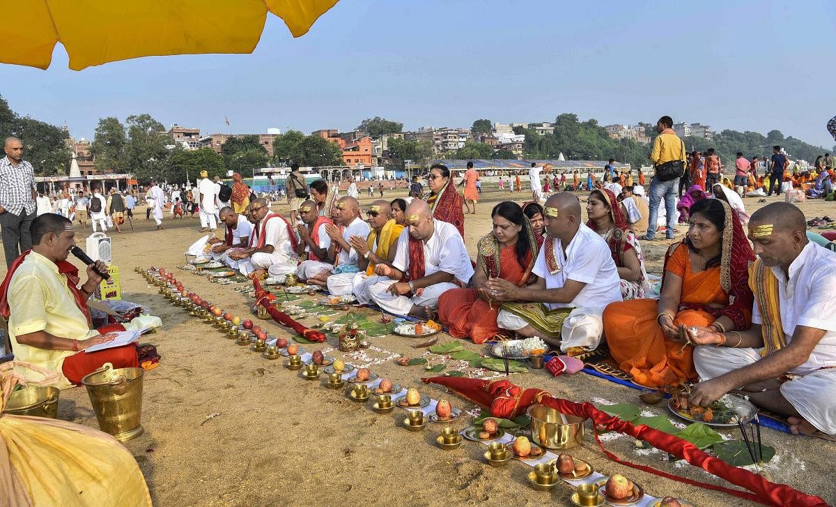 Gaya: Hindu devotees perform 'Tarpan', a ritual to pay obeisance to one's forefather during 'Pitra Paksha', on the banks of Phalgu river in Gaya, Monday, Sept 24, 2018. (PTI Photo)