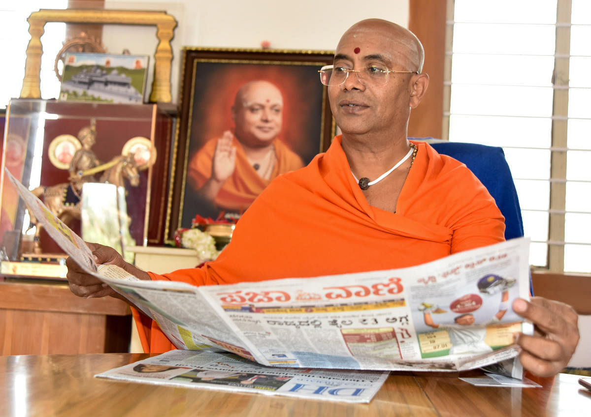 Adichunchanagiri mutt branch seer Someshwaranatha Swami releases all pages colour edition of Deccan Herald and Prajavani in Mysuru on Friday. DH Photo