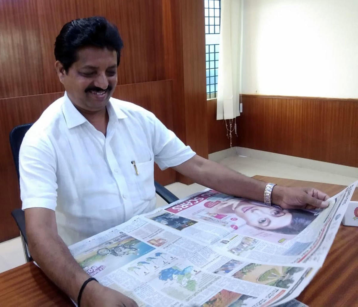 Mysuru Hotel Owners Association President Narayan Gowda releasing the new colour pages of Prajavani and Deccan Herald news paper in Mysuru on Friday. DH photo