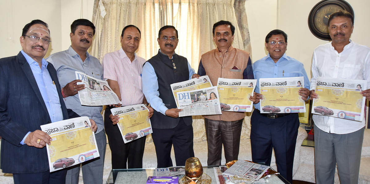 FKCCI president Sudhakar S Shetty releases all pages colour edition of Deccan Herald and Prajavani, in Mysuru, on Friday. Shreeshaila Ramannavar, C K Ganesh, Vinod Kumar Jain, M L Ravindraswamy, M C Bhansali and V S Sudarshan are seen. DH Photo