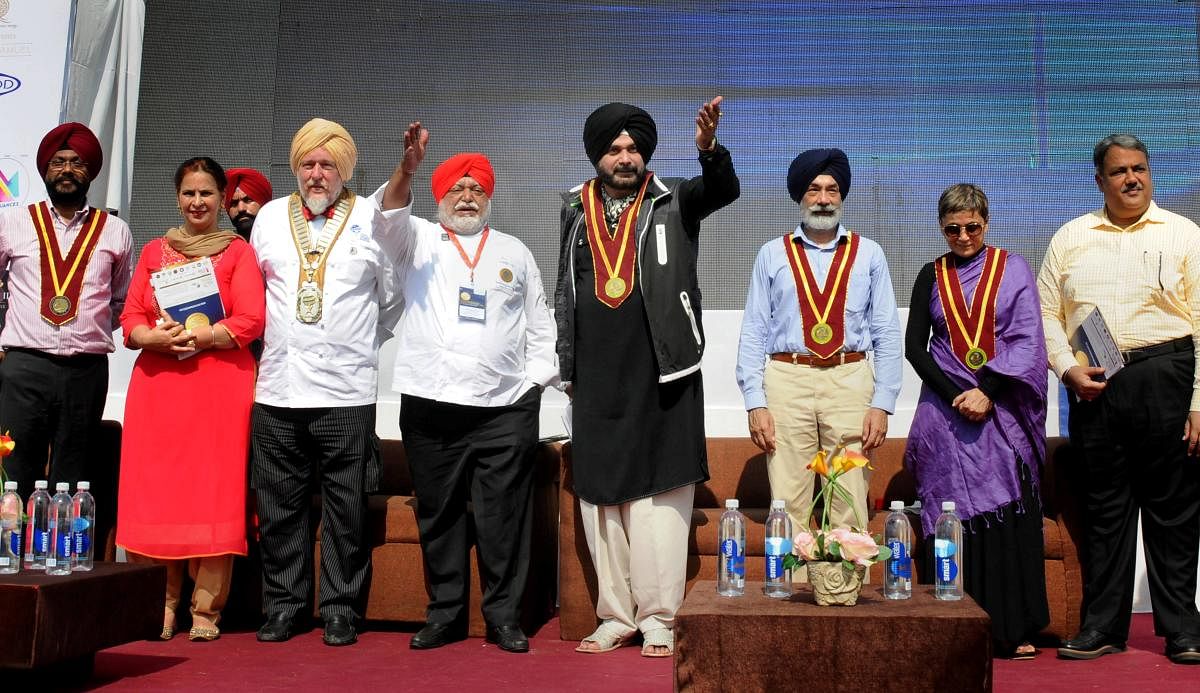 Punjab Local Bodies Minister Navjot Singh Sidhu, Bollywood actor Deepa Sahi, ITC Hotels Corporate Chef Manjit Singh Gill with other chefs during 'World heritage cuisine summit & food festival 2018', in Amritsar. PTI