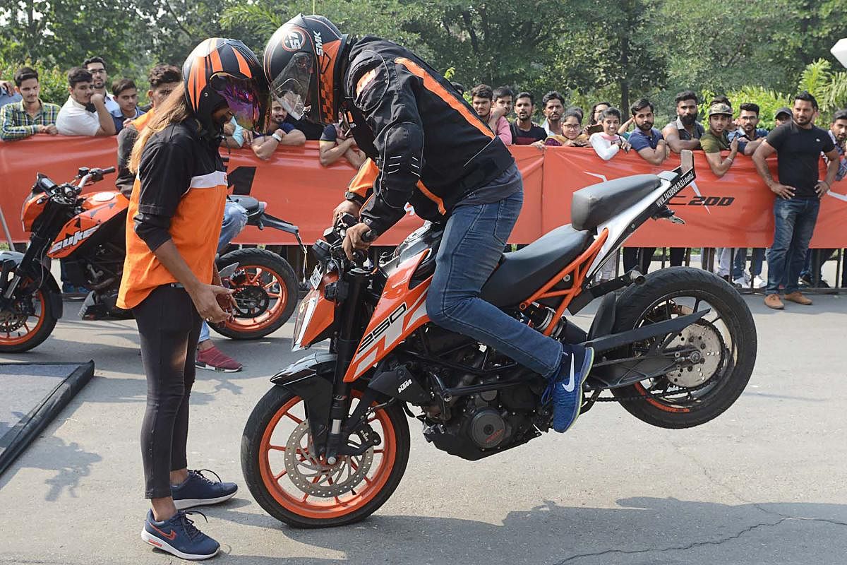 Indian professional stuntmen performs on a motorbike during the KTM stunt show in Amritsar on October 28, 2018. (Photo by NARINDER NANU / AFP)