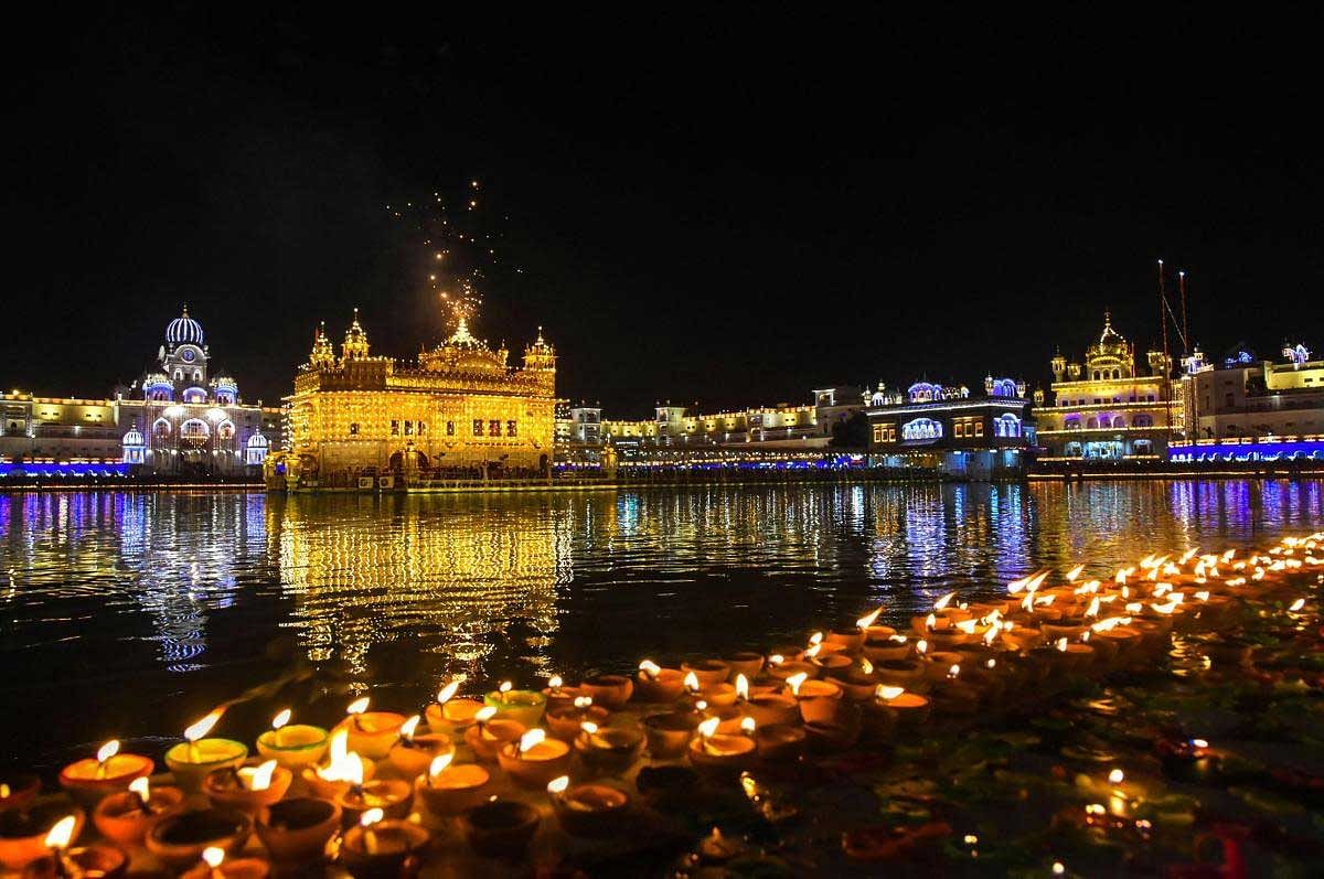 Fireworks light the sky during 'Bandi Chhor Divas' and 'Diwali' celebrations at Sri Harmandir Sahib (Golden Temple), in Amritsar, Wednesday, November 7, 2018. (PTI Photo)